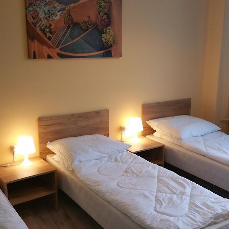 Kaktus Guest House 2 Варшава Экстерьер фото